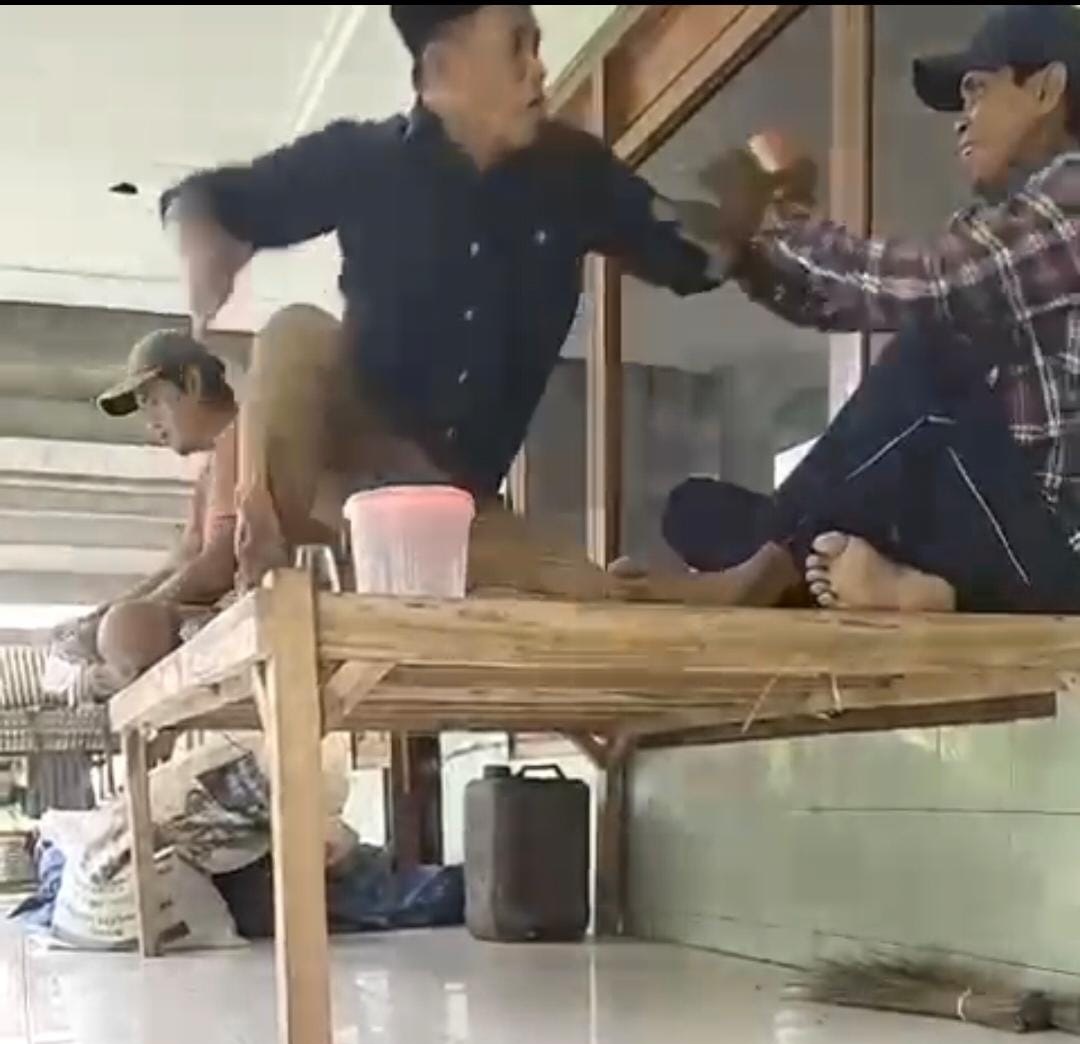 JADI PERHATIAN: Kepala Desa Angkatan Hudri (baju hitam) saat melakukan penganiayaan terhadap Hosen di desanya pada Rabu (14/5).