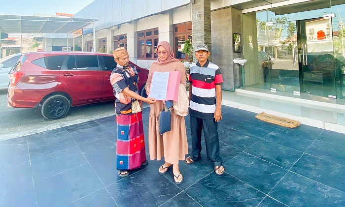 CARI KEPASTIAN: Korban jual beli kios Pasar Kolpajung mendatangi Mapolres Pamekasan Jumat (25/7). (MOH. IQBAL AFGANI/JPRM)