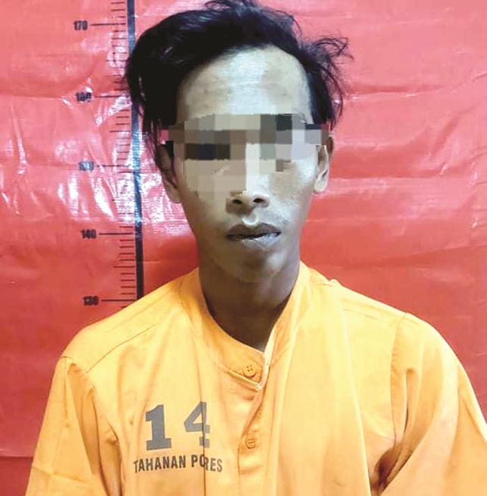 TAK BERKUTIK: Tersangka pencabulan MR, warga Kecamatan Gapura memakai baju tahanan di Polres Sumenep. (POLRES SUMENEP UNTUK JPRM)