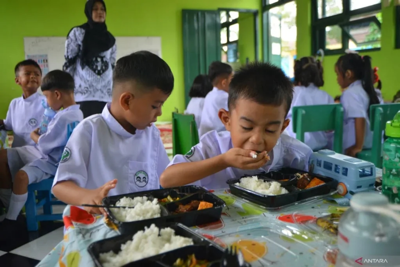 Ilustrasi seorang siswa yang sedang menikmati makan siang gratis.