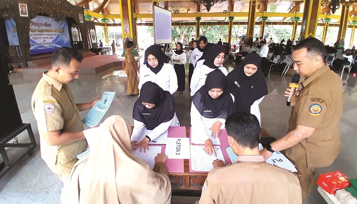 ABDI NEGARA: PNS hasil seleksi CASN 2024 Kabupaten Bangkalan menerima SK pengangkatan di Pendopo Pratanu, Senin (26/5). (M. KHOLIL RAMLI/JPRM)