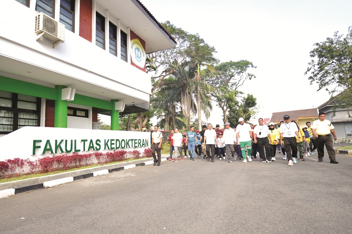 ANTUSIAS: Rektor UTM Prof Dr Safi&rsquo; didampingi Wabup Bangkalan Moch. Fauzan Ja&rsquo;far dan Ketua IKA UTM H. Abdul Halim memeriahkan jalan sehat dan pesta rakyat Minggu (27/7). (UTM UNTUK JPRM)