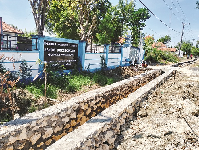 TERIK: Pekerja sedang mengerjakan proyek drainase yang bersumber dari BK Provinsi di Desa Apaan, Kecamatan Pangarengan, Kamis (17/7). (UBAIDILLAHIR RAIE/JPRM)