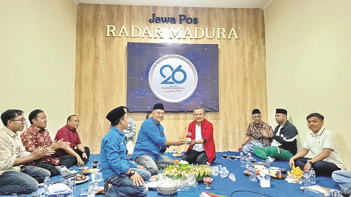 AKRAB: Direktur JPRM Abdul Aziz menyerahkan potongan tumpeng kepada Wabup Bangkalan Moch. Fauzan Ja&rsquo;far dalam rangka HUT Ke-26 JPRM di kantor pusat JPRM Minggu (27/7). (ZEINAL ABIDIN/JPRM)