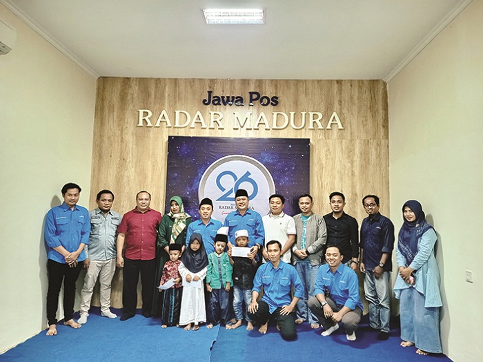 PEDULI: Direktur JPRM Abdul Aziz didampingi sejumlah manajer dan kru berfoto bersama anak yatim di kantor pusat JPRM Jalan Raya Soekarno-Hatta 99, Bilaporah, Bangkalan, Minggu (27/7).
