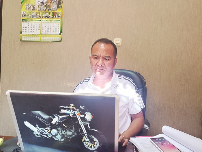 FOKUS: JPU Kejari Sampang Suharto sedang bekerja di ruangannya, Jumat (25/7). (UBAIDILLAHIR RAIE/JPRM)