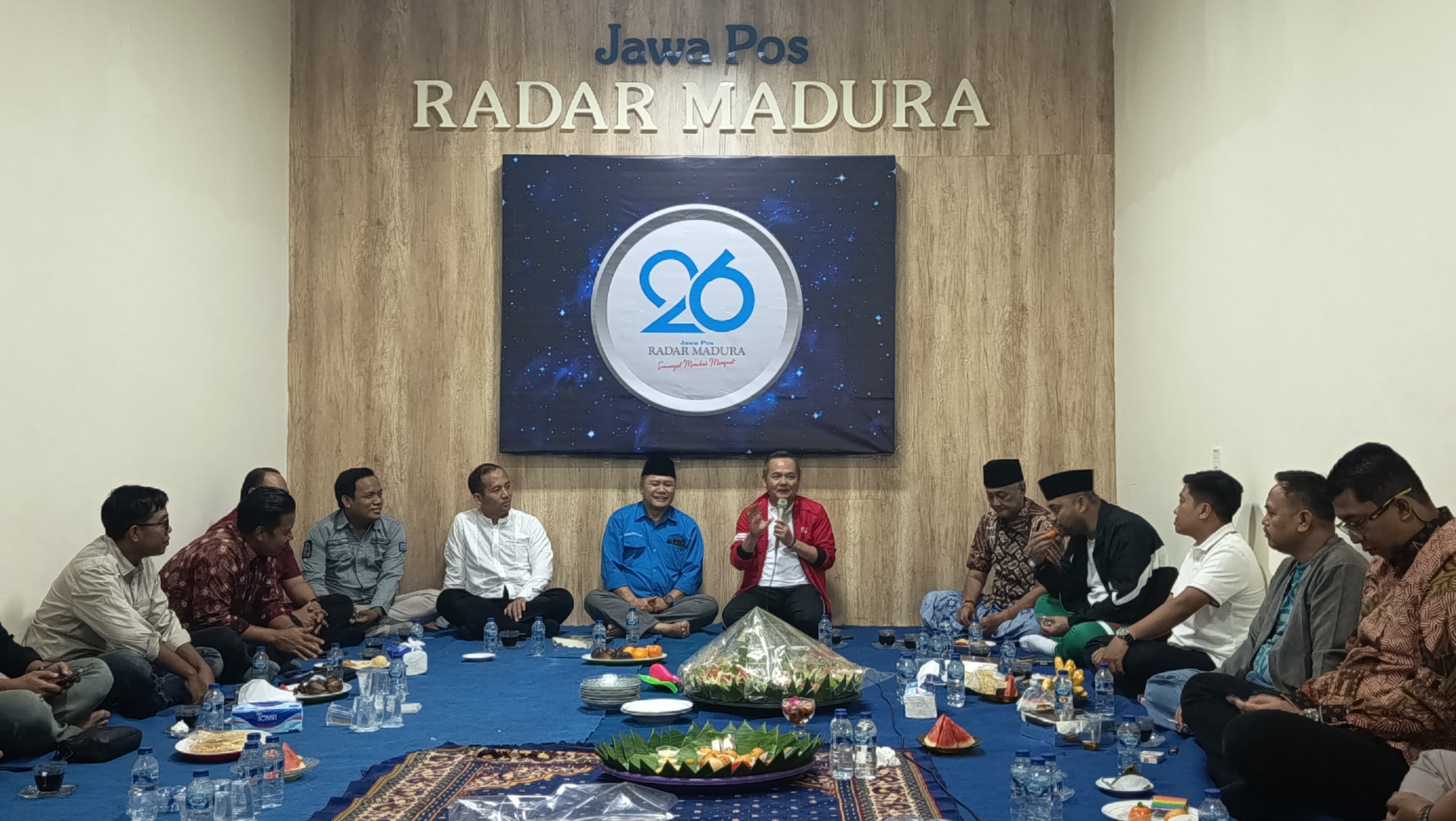 AKRAB: Wakil Bupati Bangkalan Fauzan Jakfar memberikan sambutan pada tasyakuran HUT ke-26 Jawa Pos Radar Madura di kantor JPRM Bangkalan.