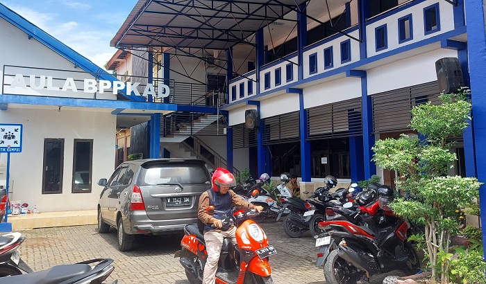 TERBUKA: Pegawai berada di halaman kantor BPPKAD Sampang, Senin (6/1). (JUNAIDI PONDIYANTO/JPRM)