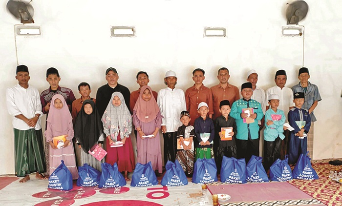 GUYUB: Kru JPRM Biro Sampang berfoto bersama dengan undangan dan anak yatim dalam&nbsp;perayaan HUT Ke-26 JPRM di Desa Banyumas, Kecamatan Sampang, Minggu (27/7). (UBAIDILLAHIR RAIE/JPRM)
