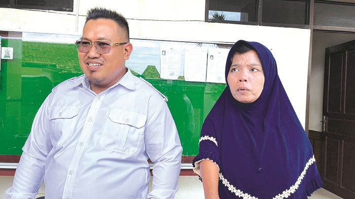 MENCARI KEADILAN: Korban penipuan oknum polisi Sumini (kanan) didampingi kuasa hukumnya usai mengikuti sidang di Pengadilan Negeri Bangkalan, Rabu (18/6). (ZEINAL ABIDIN/JPRM)