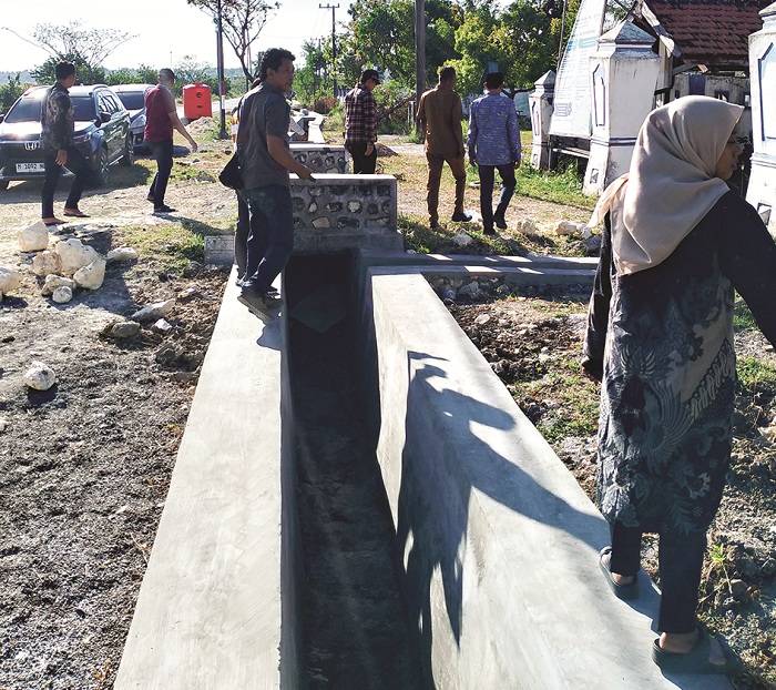 JANGGAL: Pekerja berada di sekitar proyek drainase BK Provinsi di Desa Apaan, Kecamatan Pangarengan, Sampang, Kamis (17/7). (UBAIDILLAHIR RAIE/JPRM)