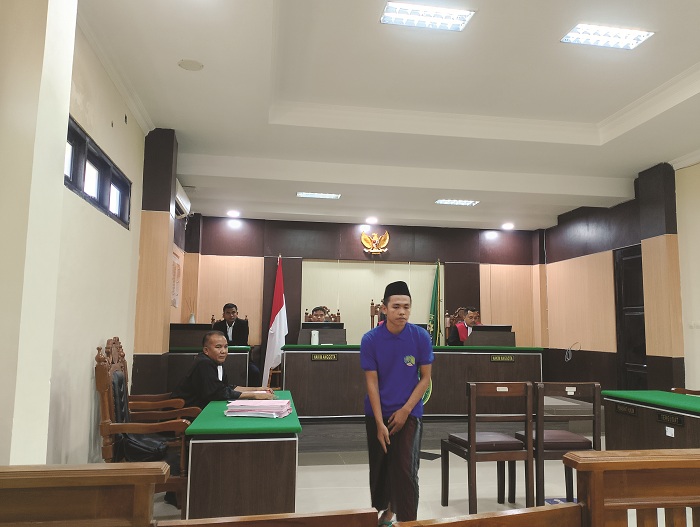 PASRAH: Mochammad Fatoni beranjak dari kursi terdakwa usai mengikuti sidang perdana di PN Sampang, Senin (23/6). (UBAIDILLAHIR RAIE/JPRM)
