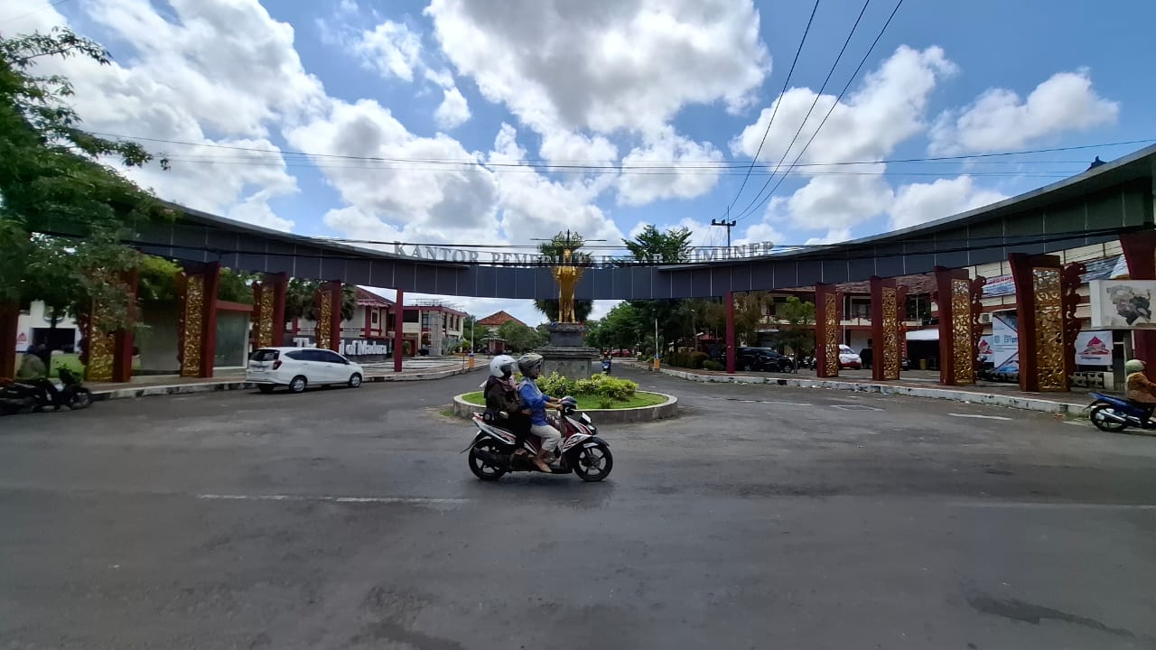 PUSAT PEMERINTAHAN: Pengendara sepeda motor melintas di depan kantor Pemkab Sumenep, Jalan dr Cipto, Desa Kolor, Kecamatan Kota, kemarin.