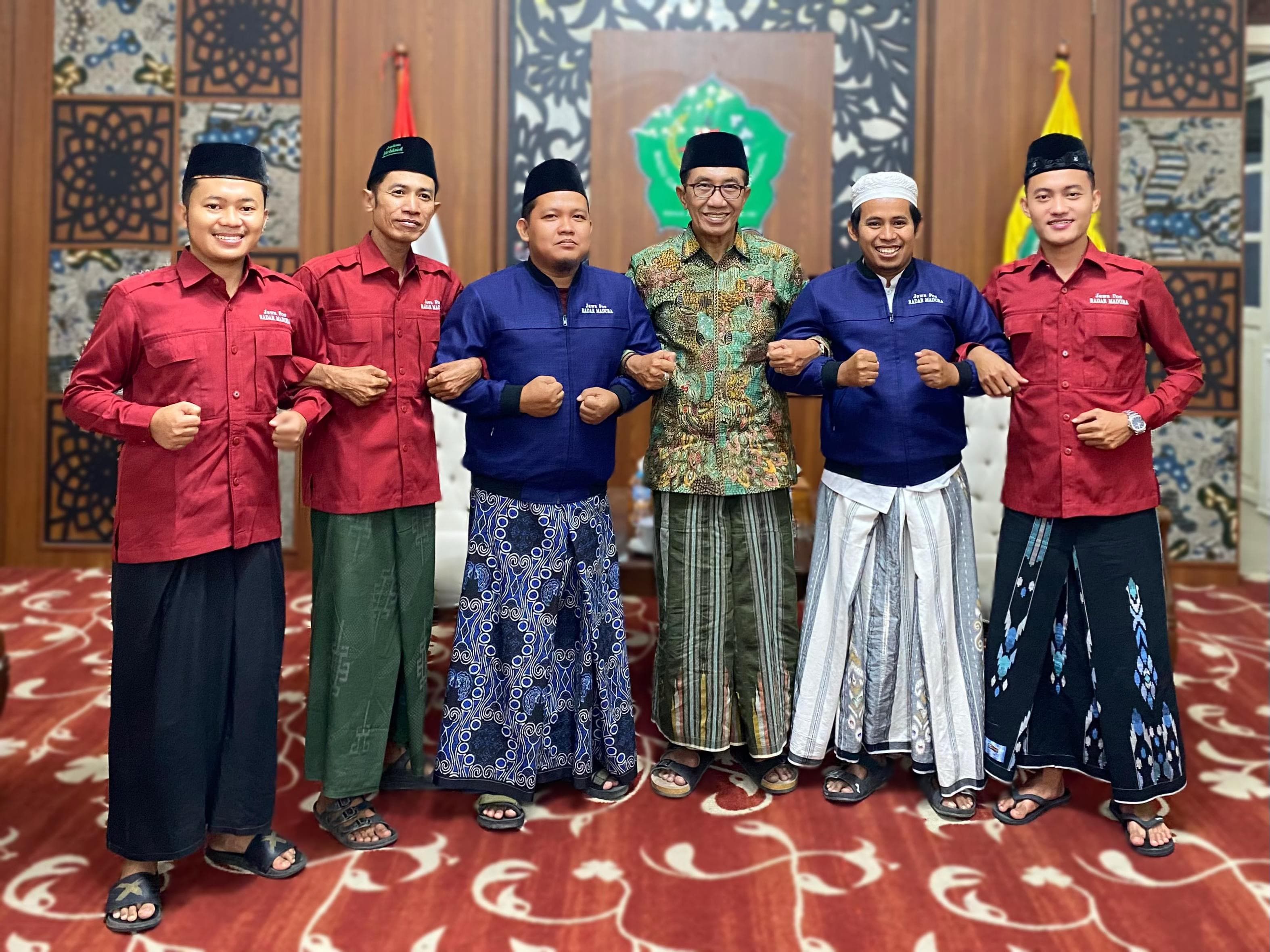 KUAT: Bupati Pamekasan KH Kholilurrahman bergandengan tangan dengan Kepala JPRM Biro Pamekasan Moh. Subhan , Wakabiro Moh. Ali Muhsin beserta kru di Peringgitan Dalam, Jumat (25/7) malam.