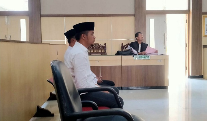 TANGGUNG RISIKO: Terdakwa M. Fajri Irfani mengikuti sidang pemeriksaan terdakwa di Pengadilan Negeri Pamekasan Senin (28/7). (ISTIMEWA)