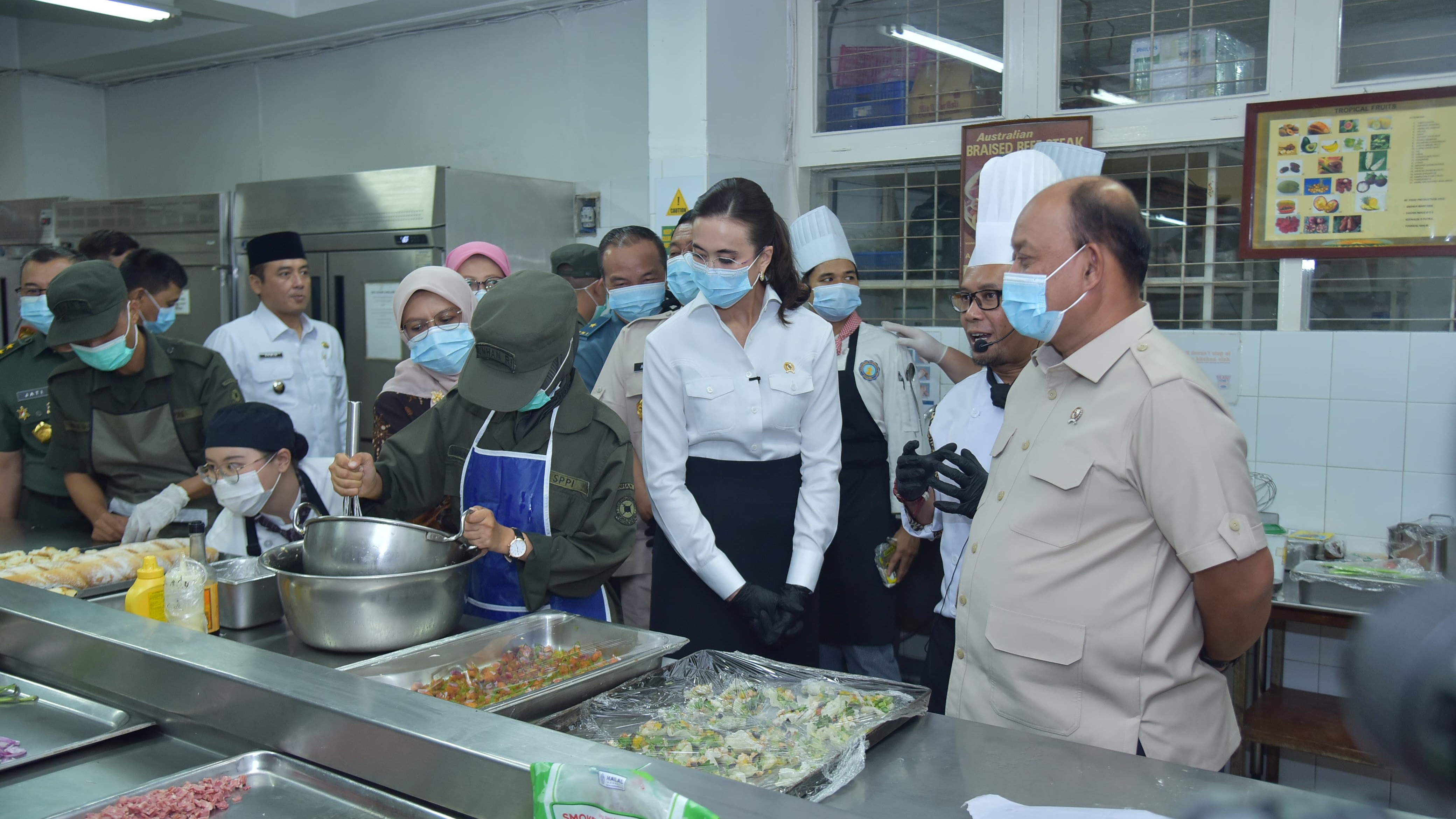 Suasana Dapur Makan Bergizi Gratis.