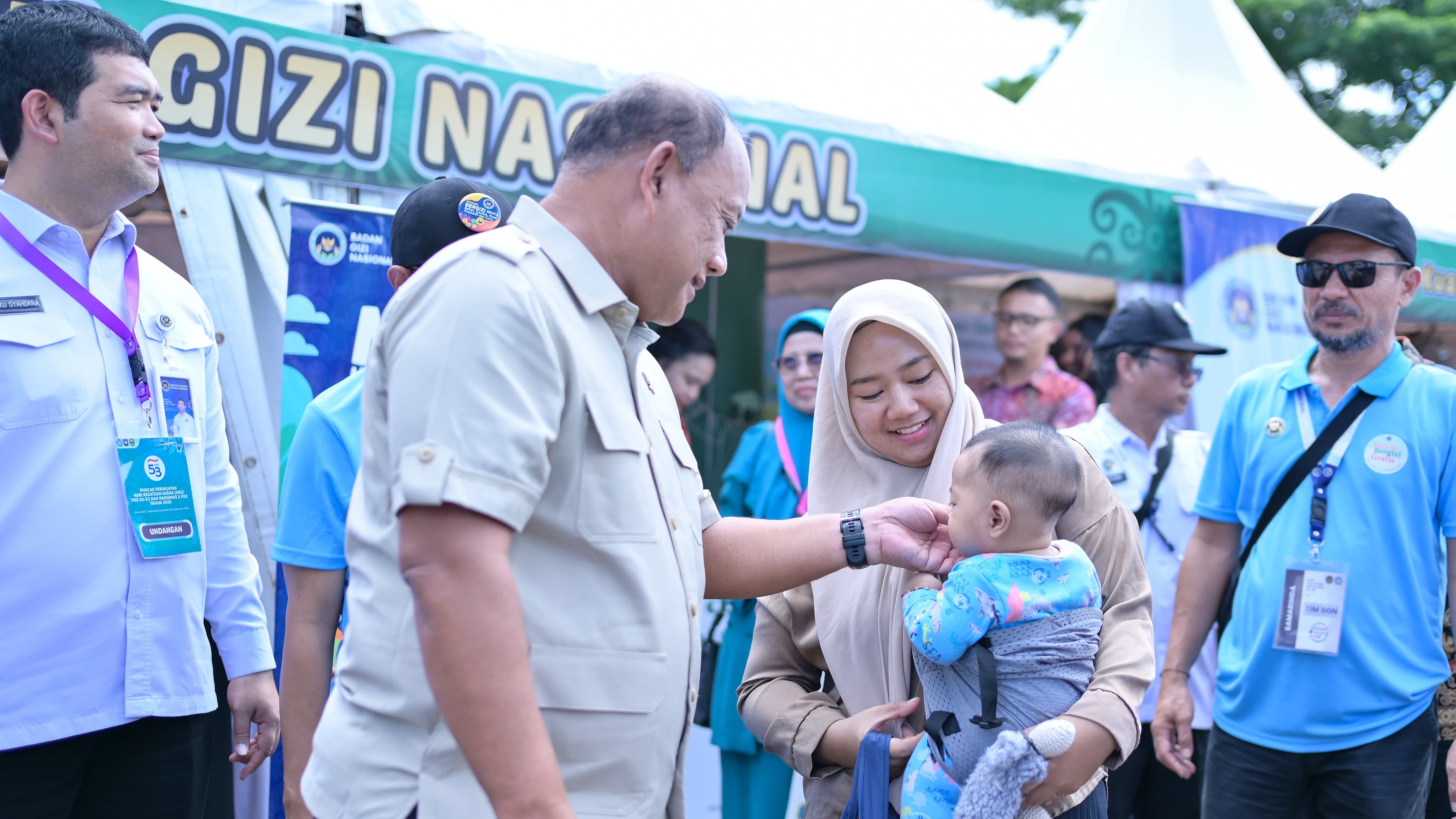 Kepala BGN menyapa anak-anak saat mengadiri Rakornas PKK