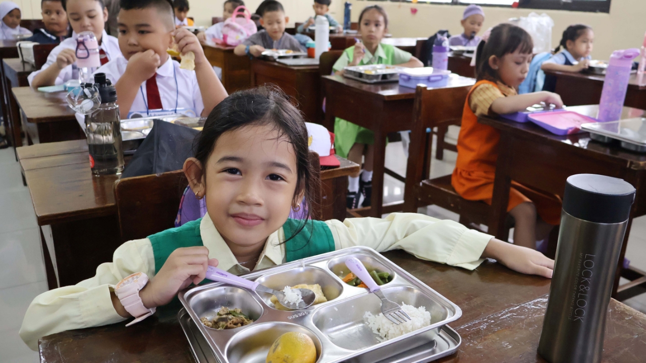 Senyum anak-anak yang mendapatkan Program Makan Bergizi Gratis.