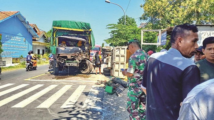 REMUK: Truk fuso rusak parah usai terlibat laka di jalan raya Desa Tambaan, Kecamatan Camplong, Sampang, Selasa (29/7). (KAMALUDDIN UNTUK JPRM)