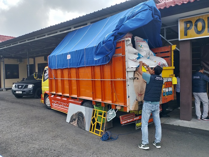 PERIKSA: Penyidik Polres Sampang tengah berada di sekitar BB pupuk bersubsidi sebanyak 9,6 ton saat ungkap kasus di Mapolres Sampang, Kamis (10/4).