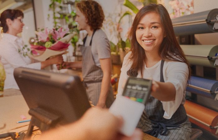 Banyak aplikasi kasir yang bisa kamu gunakan. Namun kamu harus memilih aplikasi kasir dengan fitur yang lengkap, sehingga dapat menunjang bisnis kamu. (canva)