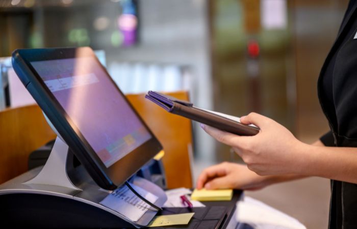 Banyak aplikasi kasir yang bisa kamu gunakan. Namun kamu harus memilih aplikasi kasir dengan fitur yang lengkap, sehingga dapat menunjang bisnis kamu. (canva)