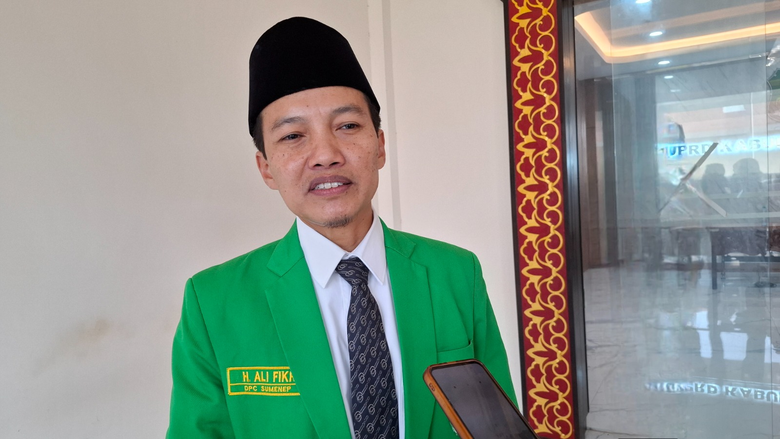 DIHORMATI: Ketua DPC PPP Sumenep KH Ali Fikri saat memberikan keterangan ke awak media di kantor DPRD Sumenep, Senin (28/7).