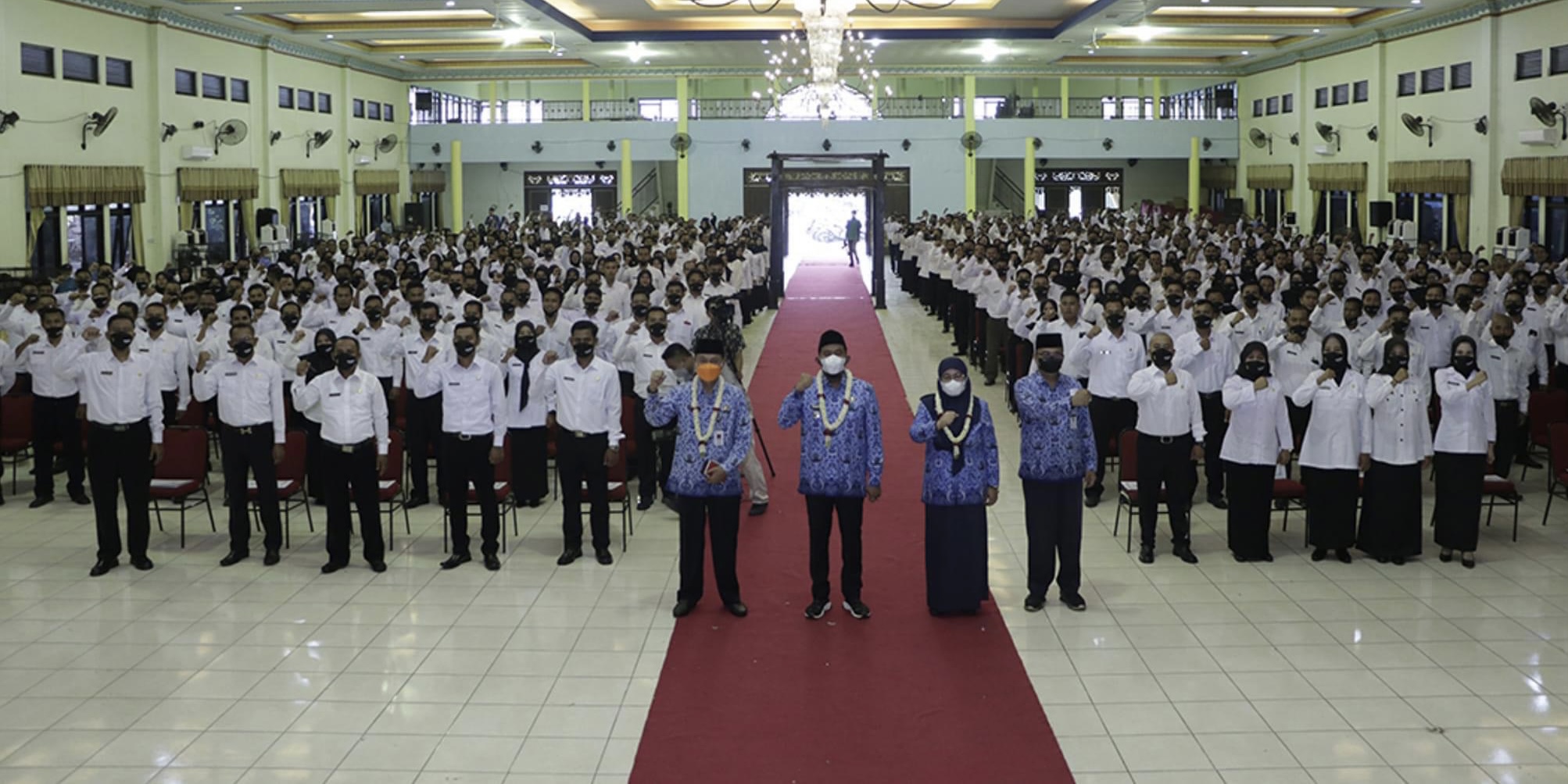 Bupati sumenep bersama PPPK dan atau CPNS yang sudah dinyatakan lolos seleksi.