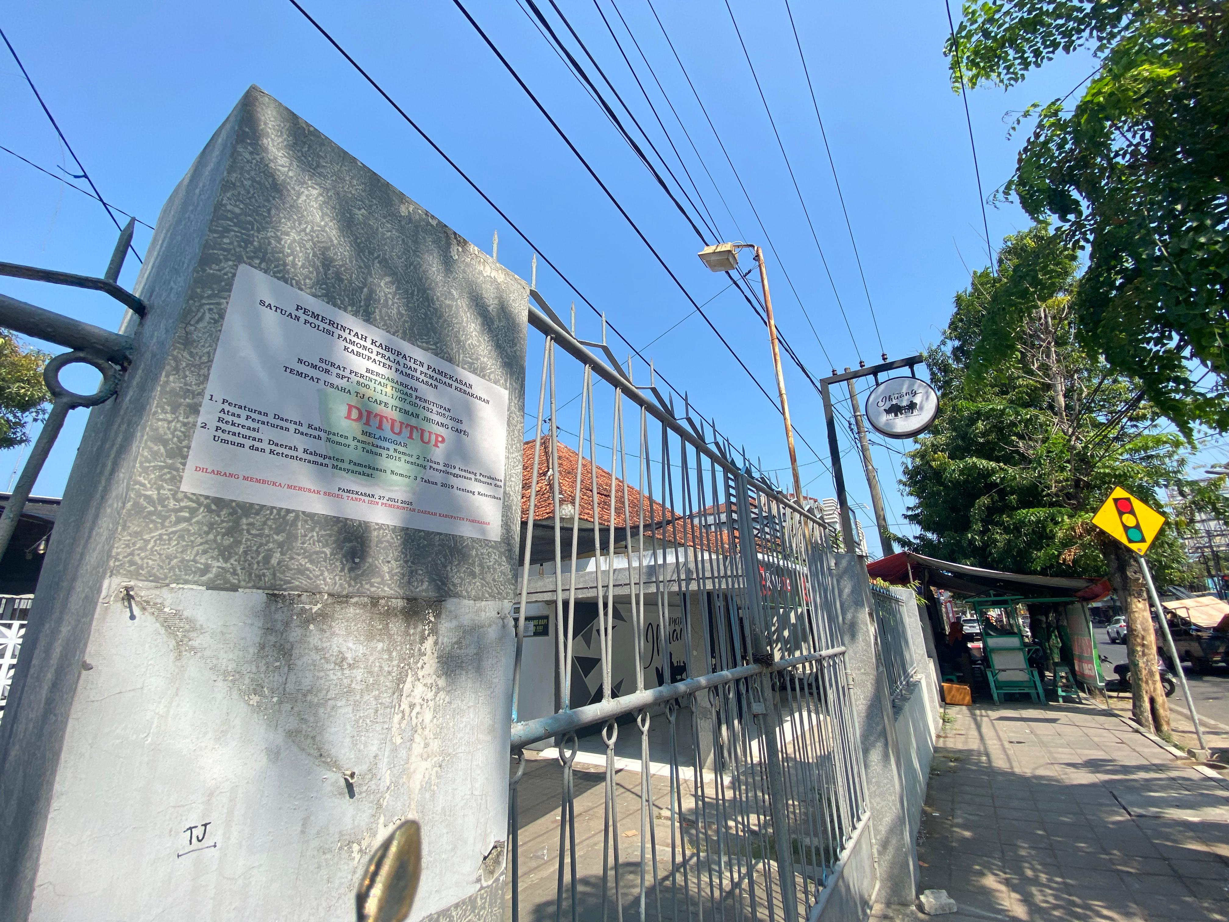 SEPI: Pintu gerbang Teman Jhuang Cafe ditempel stiker bukti ditutup di Jalan Jokotole Senin (28/7).