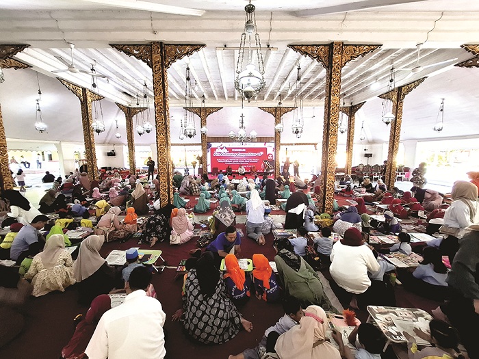 ANTUSIAS: Ratusan peserta dari berbagai kecamatan di Sumenep mengikuti lomba mewarnai bertajuk Fun Colouring Competition#5 dan HUT Ke-26 JPRM di Pendopo Keraton Sumenep Rabu (30/7). (MOH. LATIF/ JPRM)