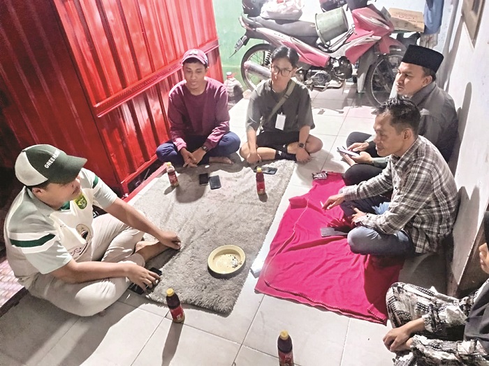 CARI JALAN TENGAH: Perwakilan EO Mbledos Organizer berembuk dengan keluarga korban, Senin (28/7). (NAILUSSA&rsquo;ADAH AVIVA UNTUK JPRM)