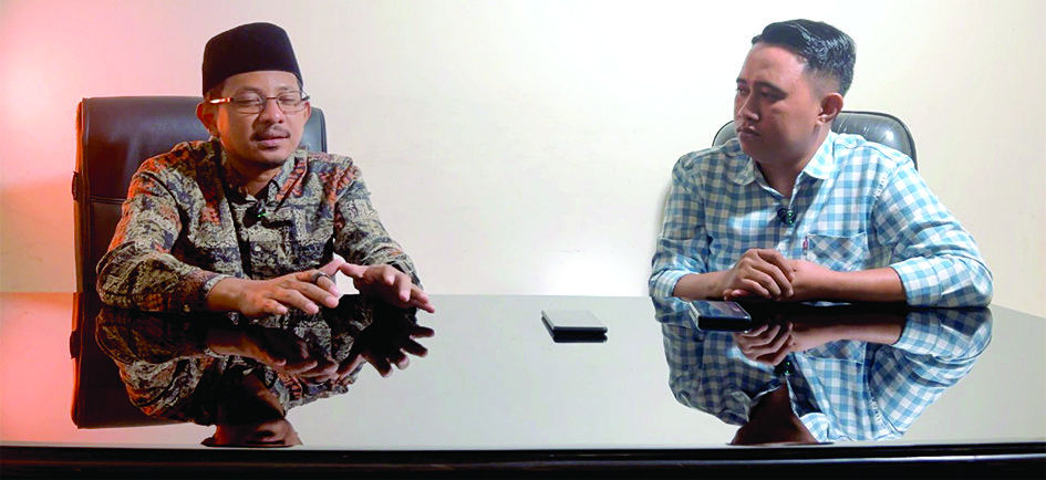 KOMUNIKATIF: Jurnalis JPRM Jupri berdialog dengan anggota Komisi C DPRD Jatim Mohammad Nasih Aschal (kiri) dalam program Sapa Legislatif. (DOKUMEN JPRM)