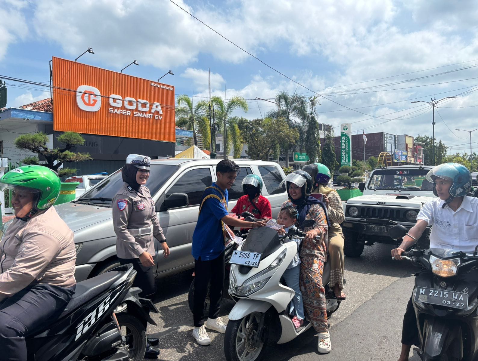 TEGAS: Petugas memberikan edukasi kepada pengendara di Jalan Trunojoyo, Sumenep.