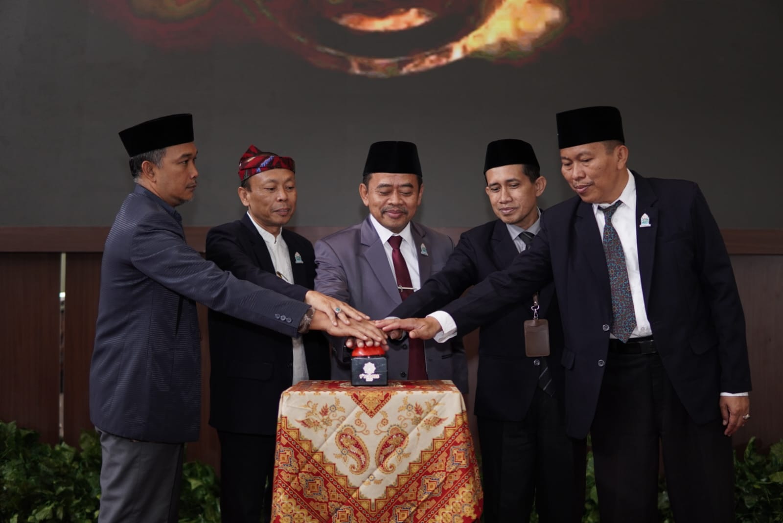 KOMPAK: Rektor UIN Madura dan ketua Senat UIN Madura bersama wakil rektor saat pembukaan ICONIS 2025, Rabu (30/7)