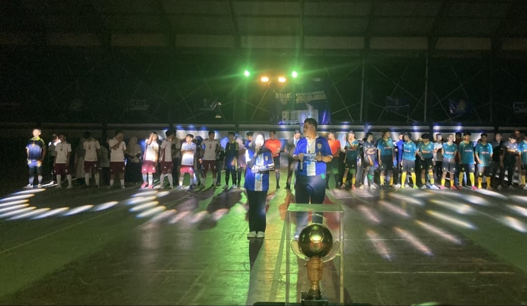 SUKSES: Peserta futsal competition yang digelar KBMS di Gor Indoor Sampang berlangsung meriah, Sabtu (26/7).