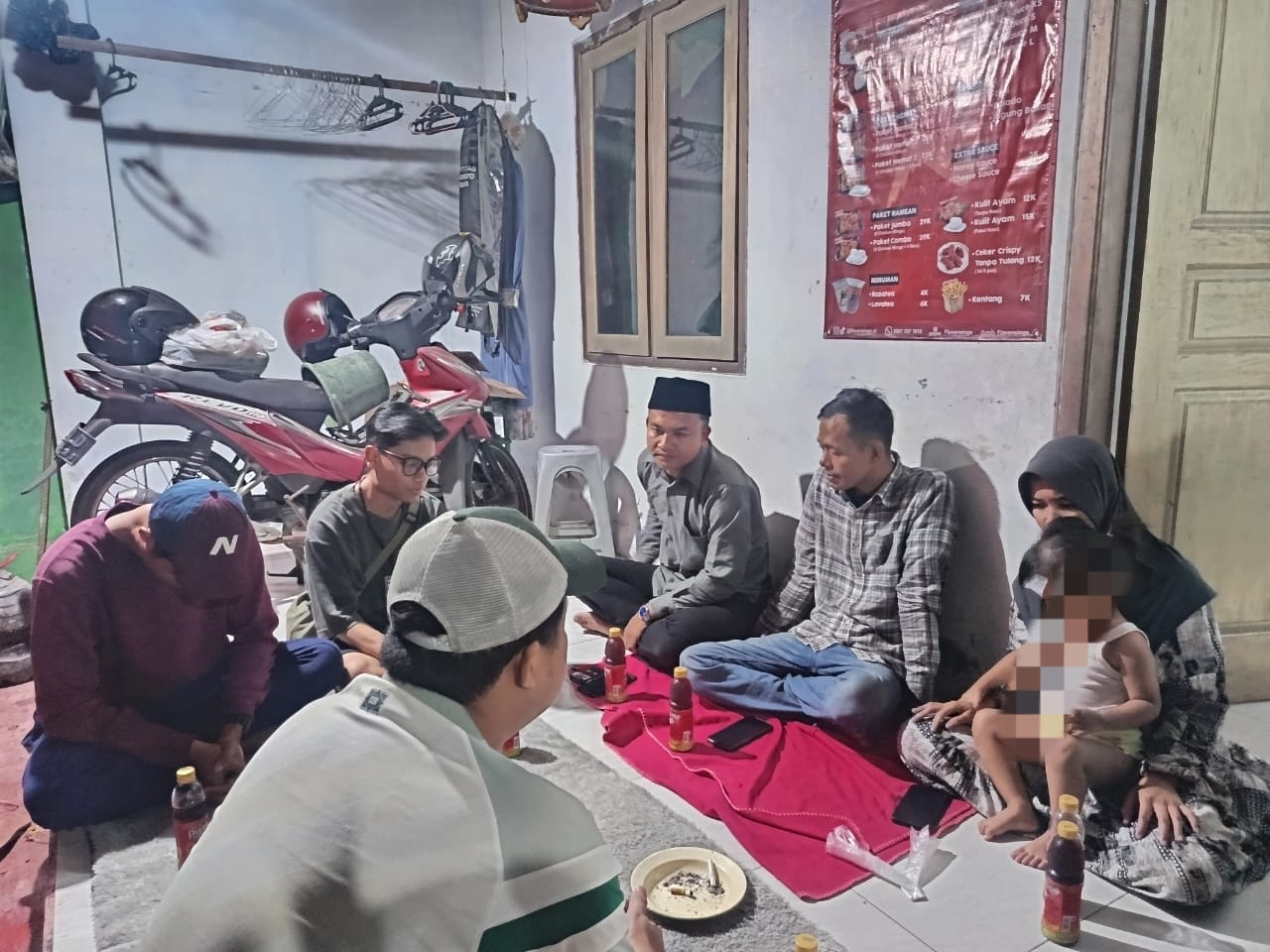 BUNTU: Pihak Mbledos Organizer saat urun rembuk ke rumah korban Senin (28/7).