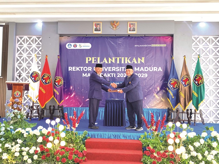 RESMI: Ketua Yayasan Unira Amiril saat menyerahkan surat keputusan kepada Rektor Unira Gazali di Aula Laboratorium Bersama Unira Rabu (30/7). (AYU LATIFAH/JPRM)