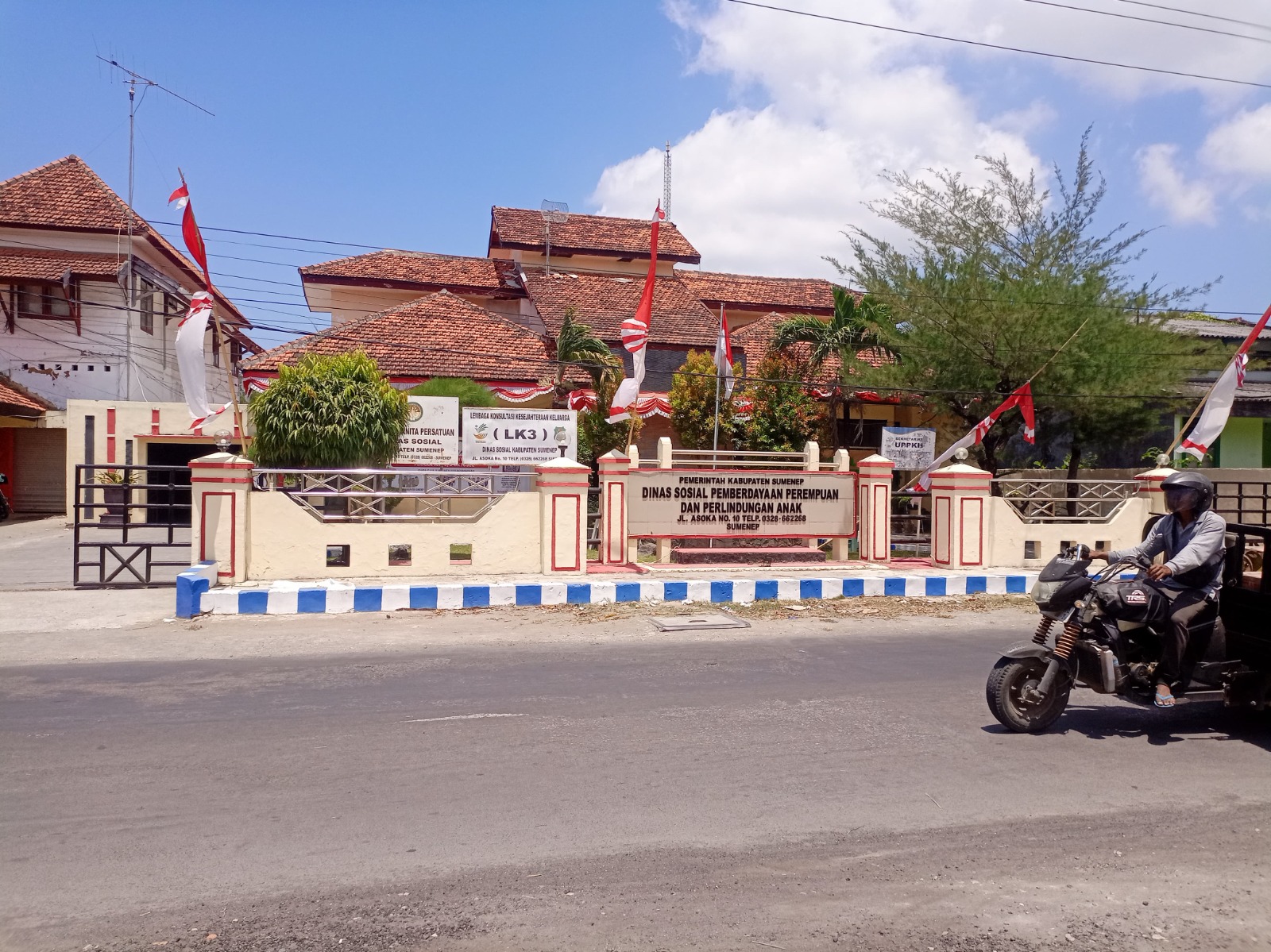 Seorang pengendara sedang melintas di depan Kantor Dinas Sosial yang beralamat di Jl. Asoka No.10, Lingkungan Dhalem, Pajagalan, Kec. Kota Sumenep, Kabupaten Sumenep, Jawa Timur 69416