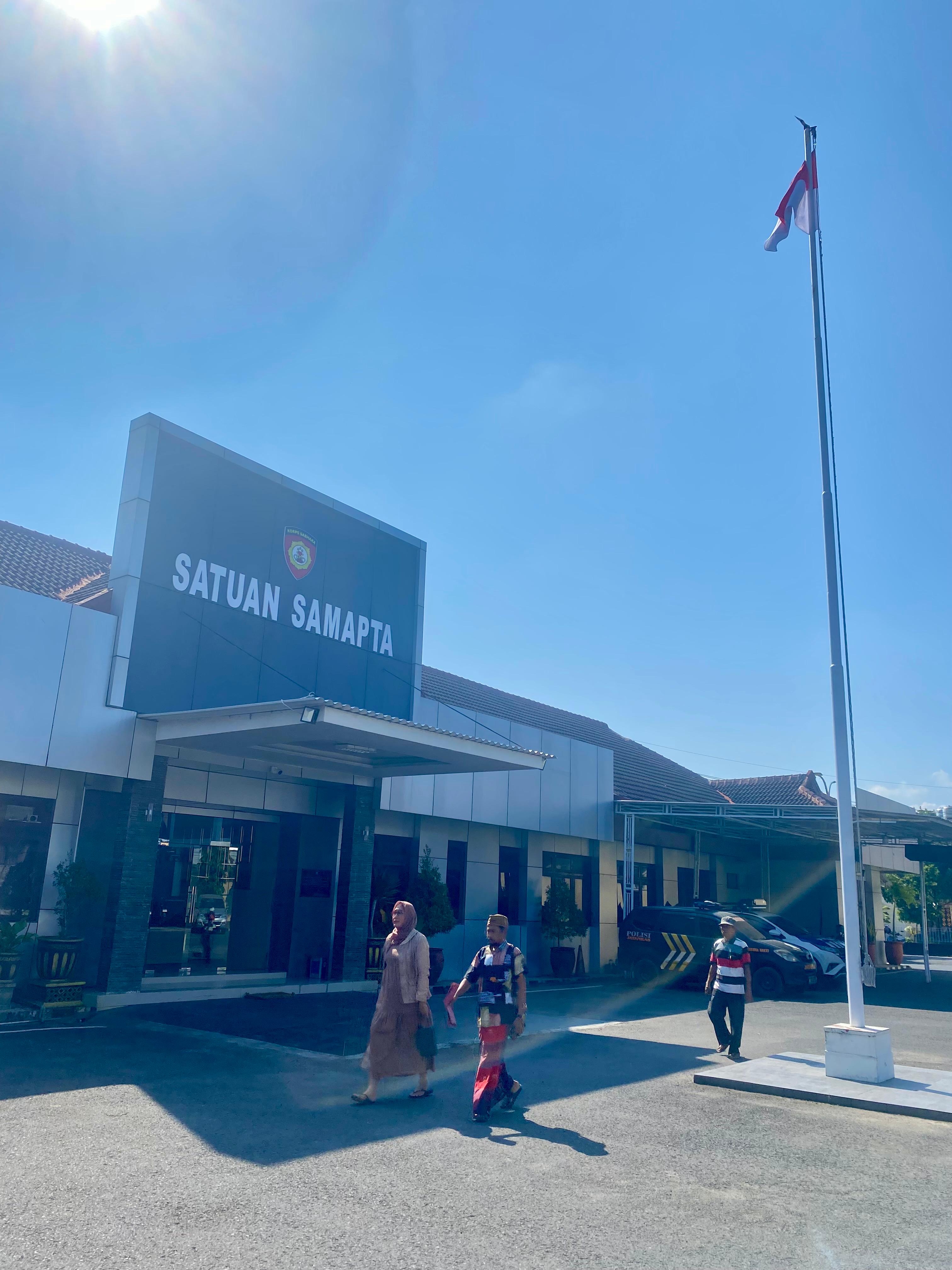 CARI KEADILAN: Sejumlah pedagang mendatangi Mapolres Pamekasan, Jumat (25/7).