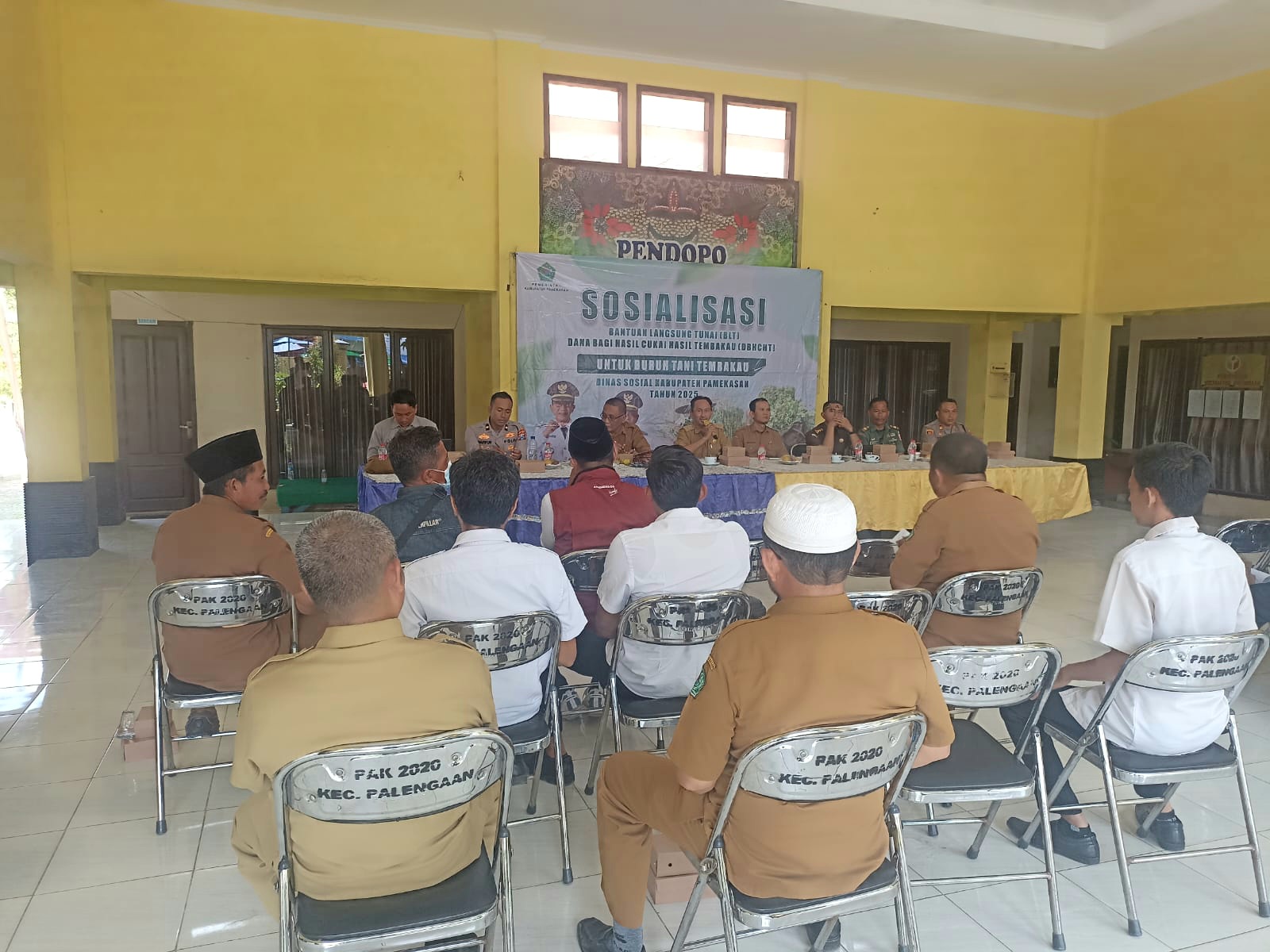 BERI PENJELASAN: Narasumber memberikan keterangan dalam acara sosialisasi BLT DBHCHT Pamekasan di kantor Kecamatan Palengaan, Pamekasan Senin (28/7).