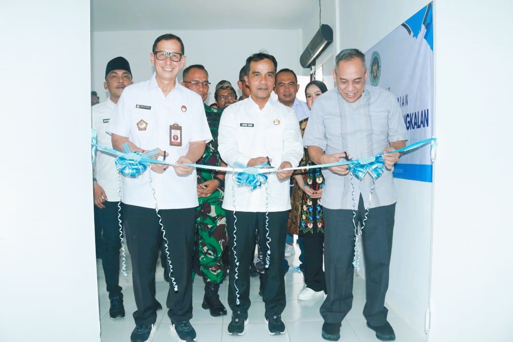 LAUNCHING: Bupati Bangkalan Lukman Hakim (tengah) turut meresmikan dapur MBG di Kampung Bungsang, Kelurahan Mlajah, Bangkalan, Rabu (30/7).