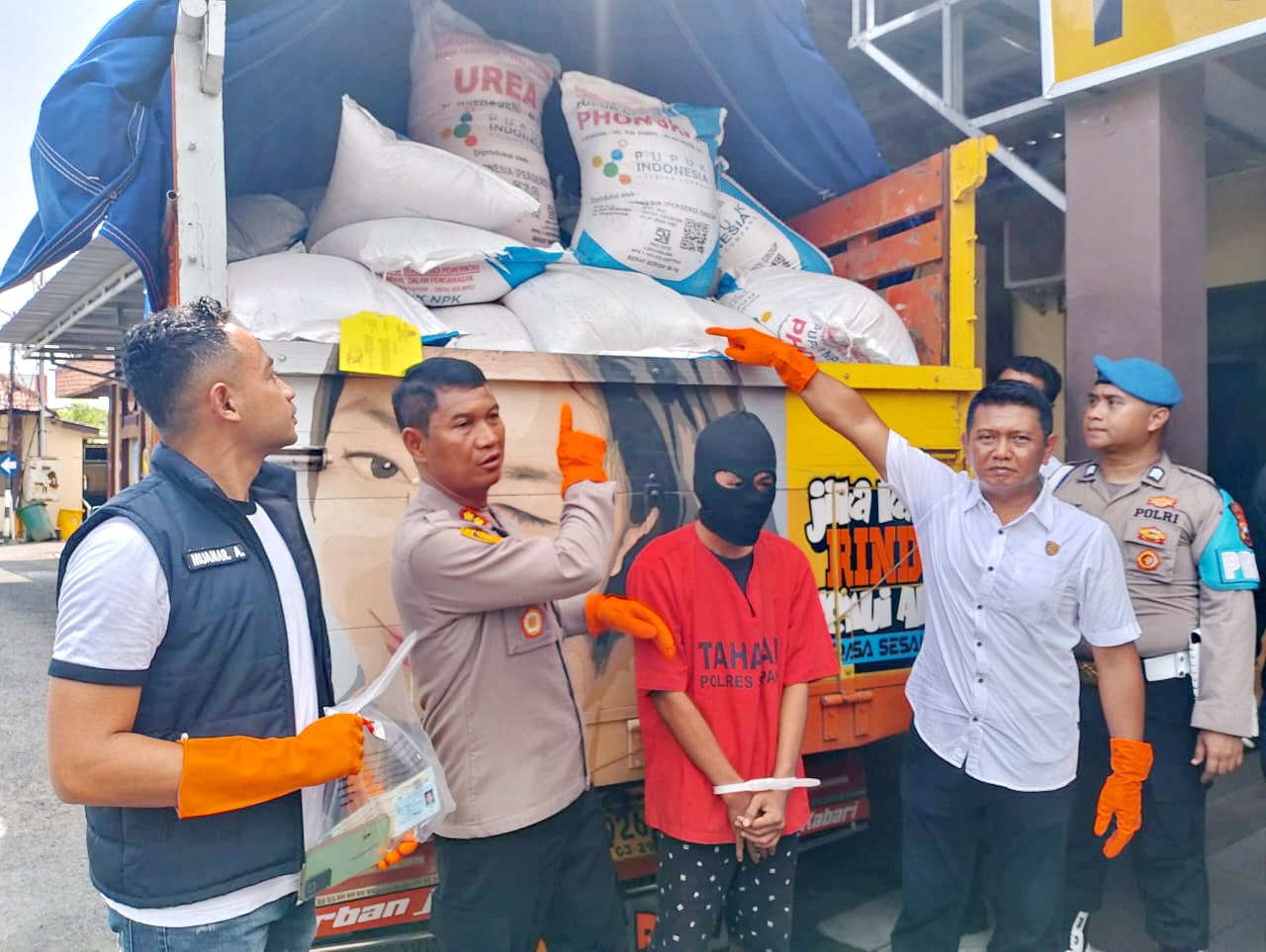 TAK BERKUTIK: Kapolres Sampang AKBP Hartono menunjukkan pelaku dan barang bukti pupuk bersubsidi yang akan diselundupkan ke luar Madura di halaman Mapolres Sampang, Kamis (10/4).