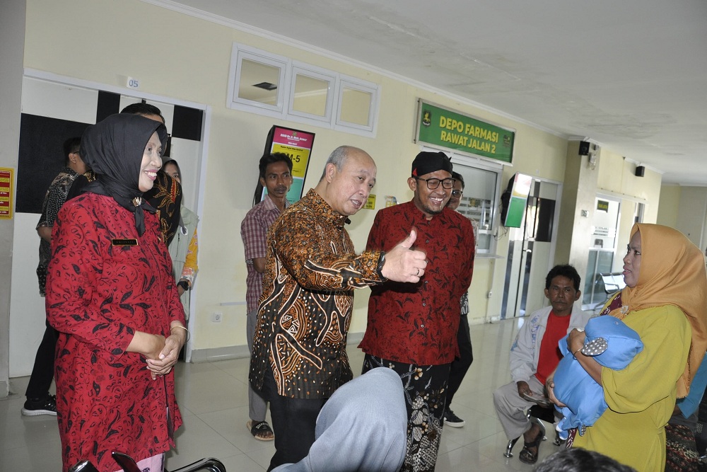 MELAYANI: Direktur RSUD Sumenep dr Erliyati (kiri) mendampingi Bupati Achmad Fauzi Wongsojudo (pakai belangkon) saat memantau pelayanan di rumah sakit yang dia pimpin.