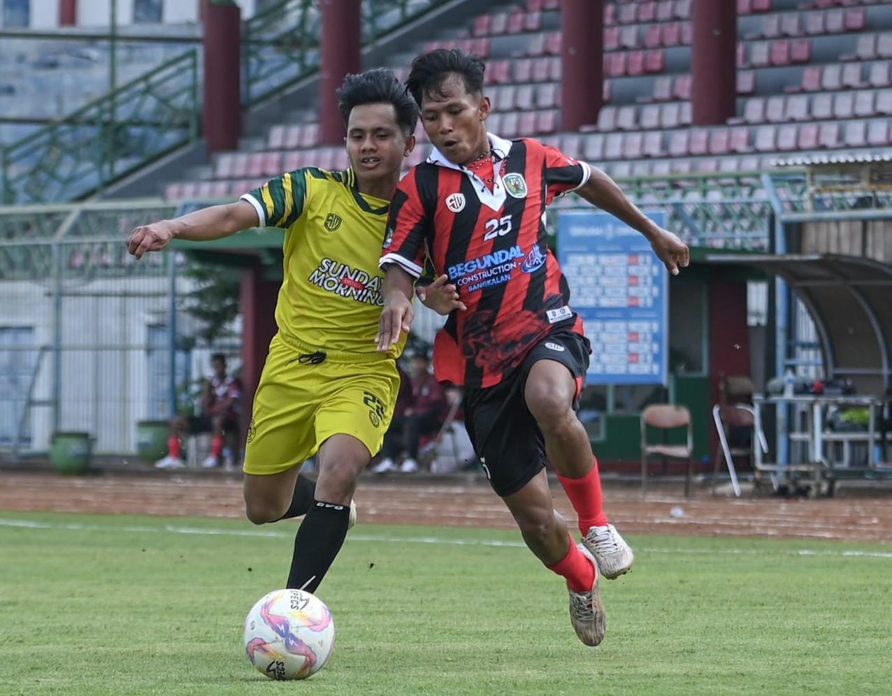 AGRESIF: Pemain PSG (kostum kuning) berusaha merebut bola saat menghadapi tim Perseba di Stadion Gelora Bangkalan (SGB), Jumat (25/7).