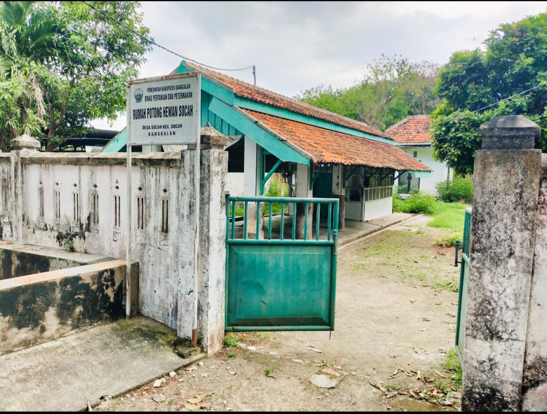 SEPI AKTIVITAS: Warga berada di area rumah potong hewan (RPH) di Kecamatan Socah, Senin (7/7).