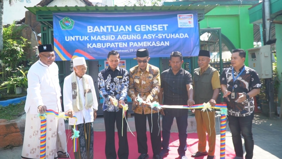 BERMANFAAT: Branch Manager Indomaret Cabang Gresik Sugeng Riyadi (tiga dari kiri) bersama Bupati Pamekasan KH. Kholilurrahman memotong pita di Masjid Asy-Syuhada Pamekasan, Selasa (29/7).