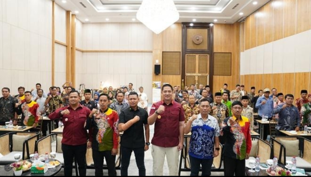 BERKOLABORASI: Kepala Kantor Imigrasi Pamekasan Ahmad Muttaqin bersama peserta dan undangan sosialisasi tentang keimigrasian di Sumenep.