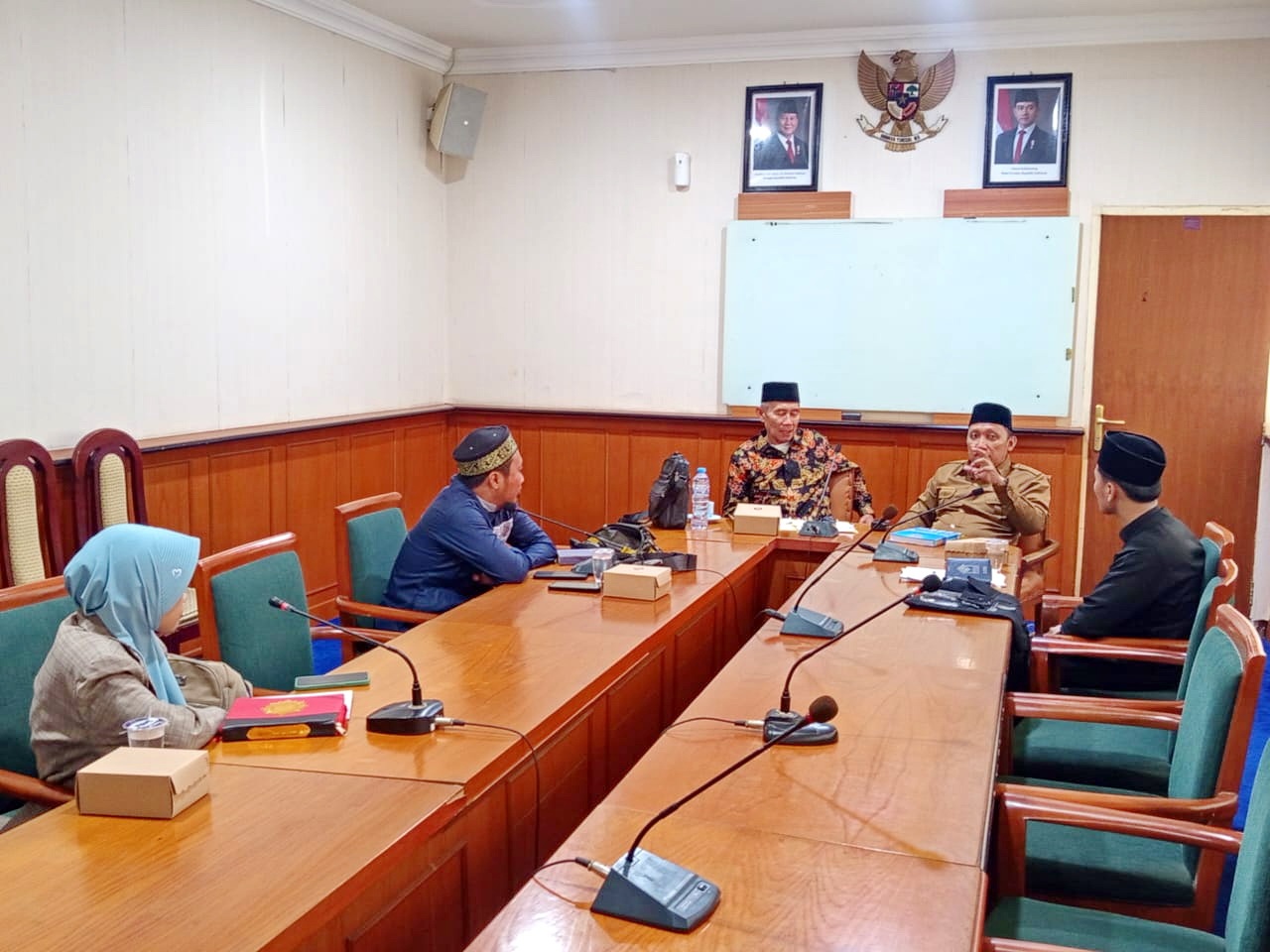 FOKUS: Kabag Kesra Setkab Sampang Zaiful Muqaddas (seragam dinas) memantau proses pembinaan calon kafilah MTQ Kabupaten Sampang di kantor Pemkab Sampang, Selasa (29/7).