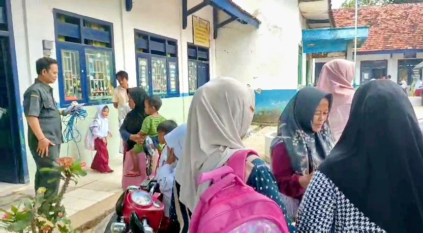 RAMAI: Sejumlah wali murid dan siswa mendatangi SDN Pandiyangan 2, Selasa (29/7).