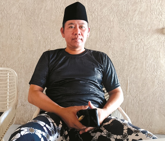 GERAM: Tomas Torjun Aulia Rohman saat ditemui di Kafe Febria, Kota Sampang, Jumat (1/8). (UBAIDILLAHIR RAIE/JPRM)
